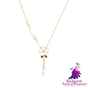 Elegant Clavicle Chain with Niche Design