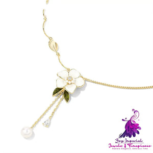 Elegant Clavicle Chain with Niche Design