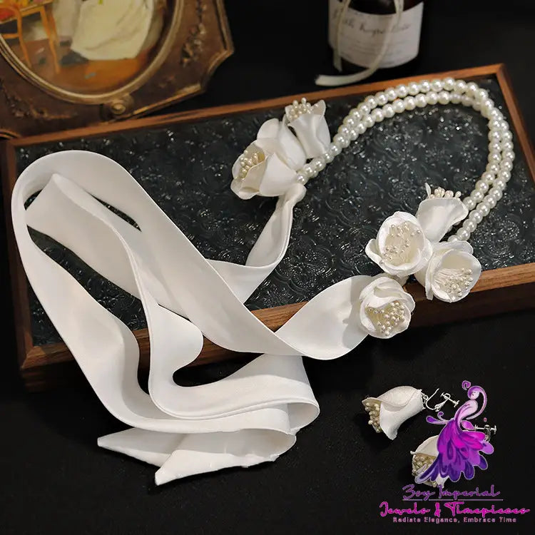 Bride’s White Temperament Satin Hair Accessory