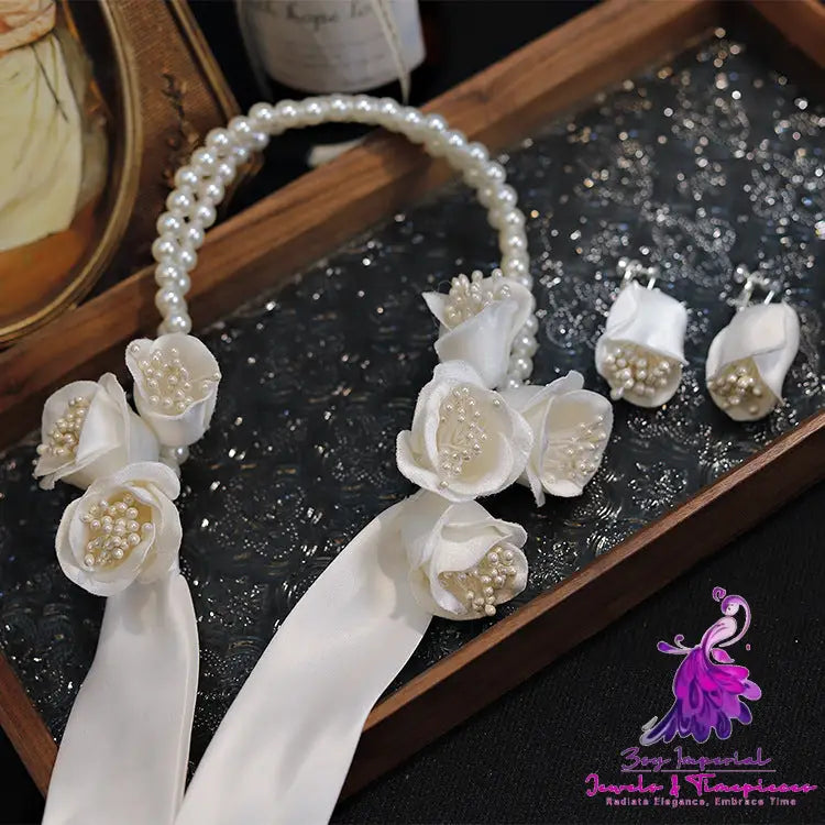 Bride’s White Temperament Satin Hair Accessory