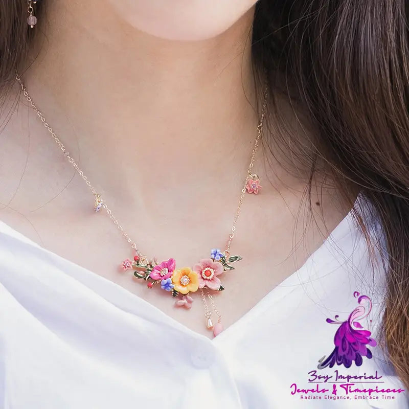 Colored Three-dimensional Flower Necklace