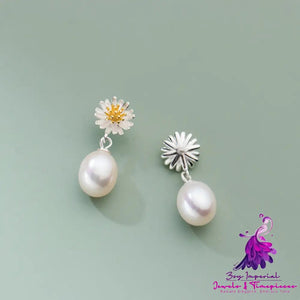 Ladies Fashion Little Daisy Pearl Earrings